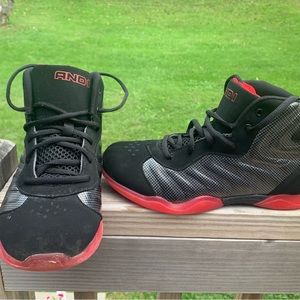 Kid’s basketball shoes, black, size 6